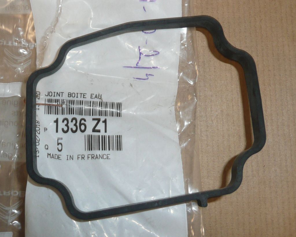 Joint de boîtier de thermostat d’origine PSA — Citroën / Peugeot 1.6 16V TU — 1336Z1 — photographie de la pièce