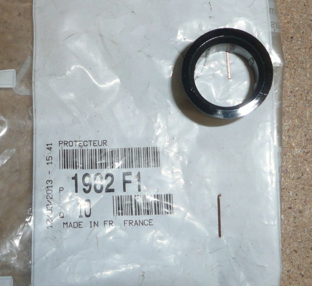 Cache d’injection d’origine PSA — Citroën / Peugeot 2.0HDI 16V/2.2HDI 136 — 1982F1 — photographie de la pièce