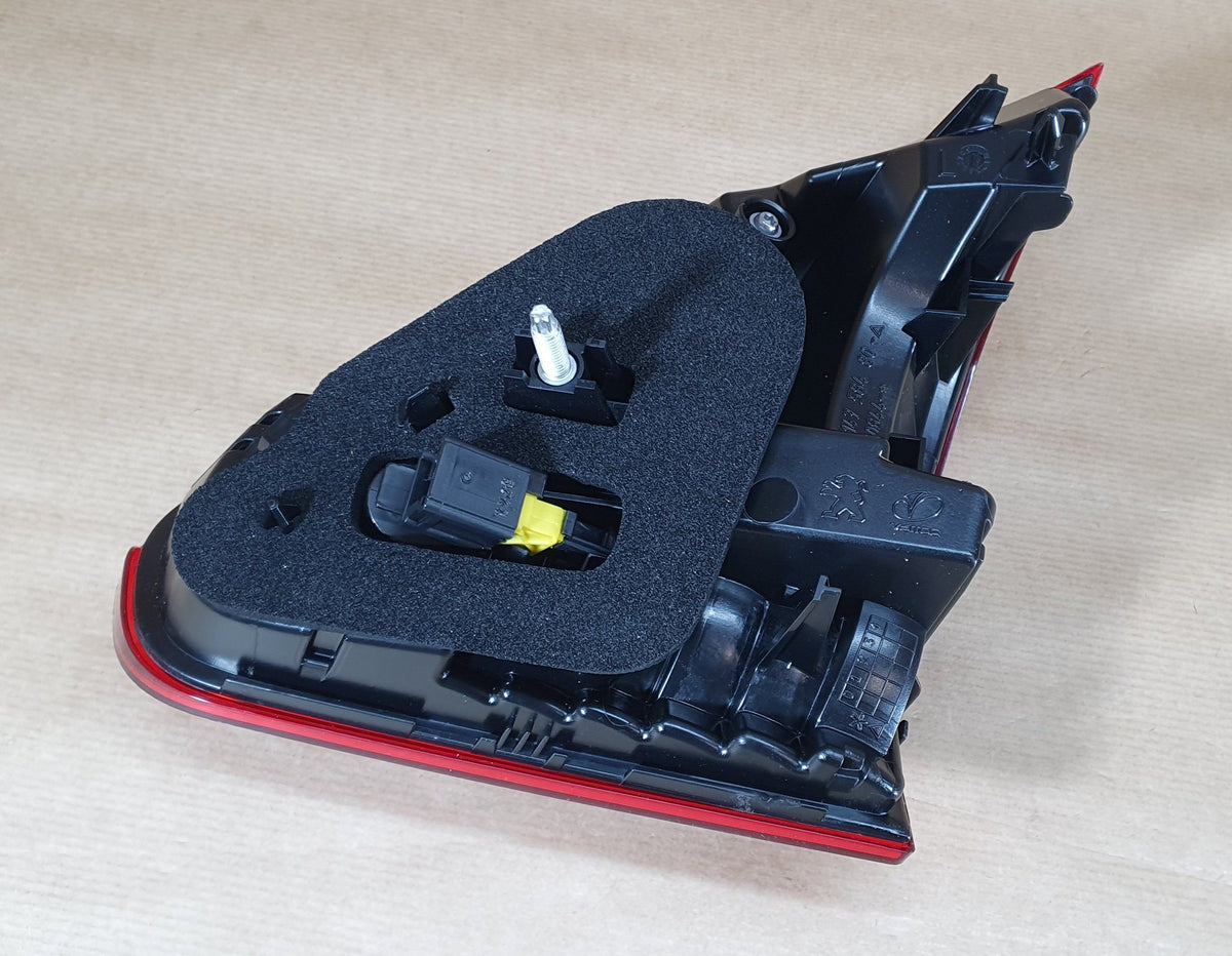 Feu arrière côté gauche pour Peugeot 2008 Lift — 9814758480 — vue 2