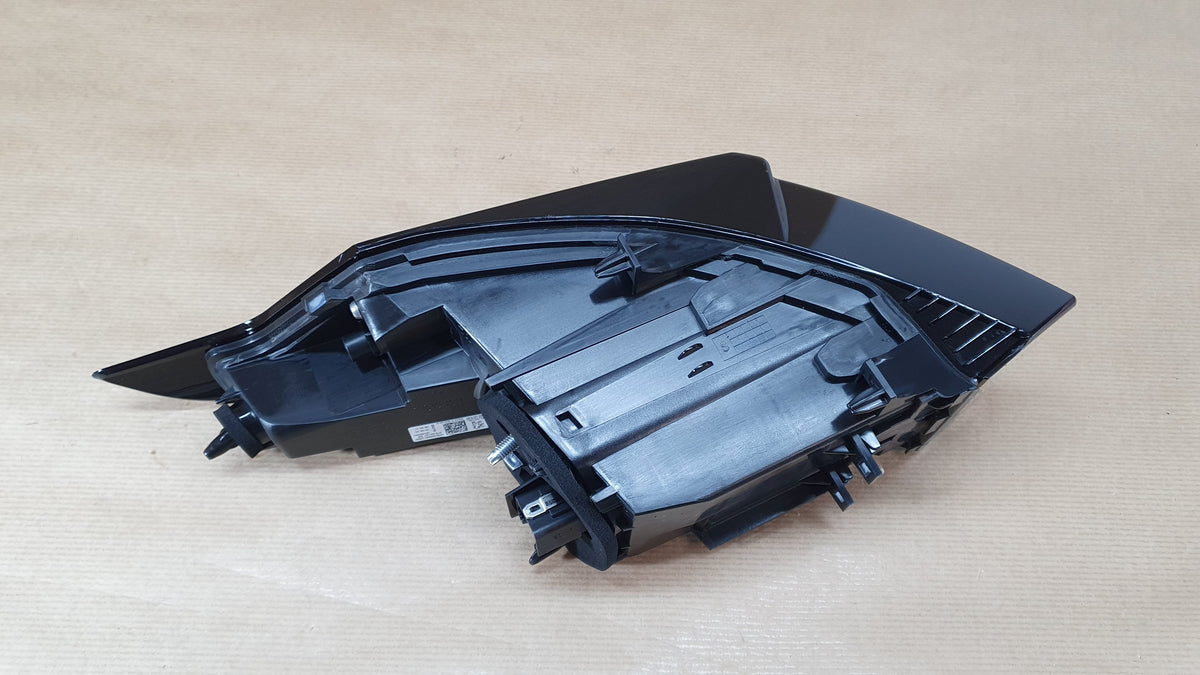 Feu arrière côté gauche pour Peugeot 308 III — 9835299580 — vue 2