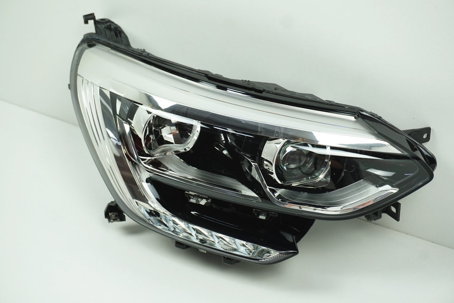 Pièce d'origine Phare droit pour Renault Megane IV 260100141R