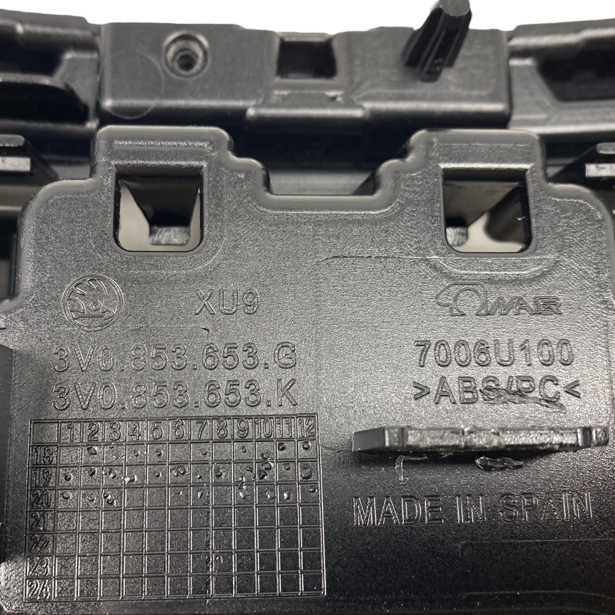 Pièce d'origine Calandre avant noire pour Skoda Superb III restylée 3V0853653G