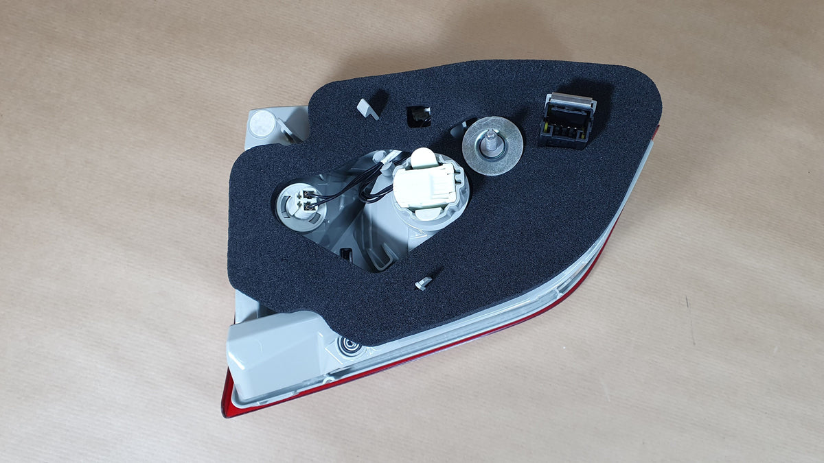 Feu arrière côté gauche pour Peugeot 308 Kombi — 9678098080 — vue 1