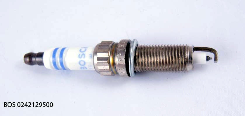 Bougie d’allumage Bosch pour Citroën et Peugeot 2.0 16V EW10D HPI — BOS 0242129500 — vue 1