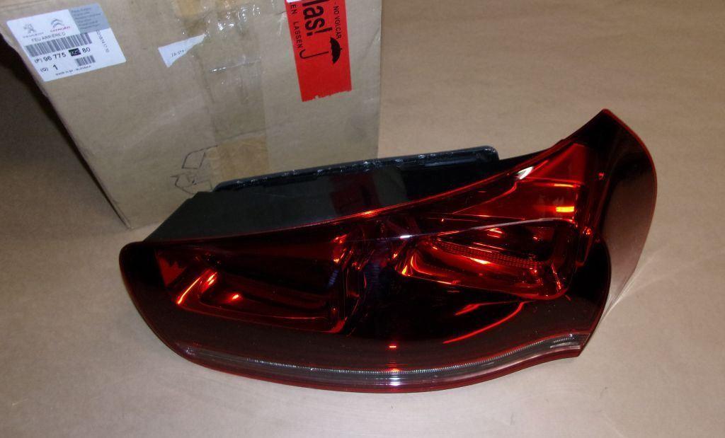 FEU ARRIERE CITROEN C4 PICASSO II DROITE 9677502580.