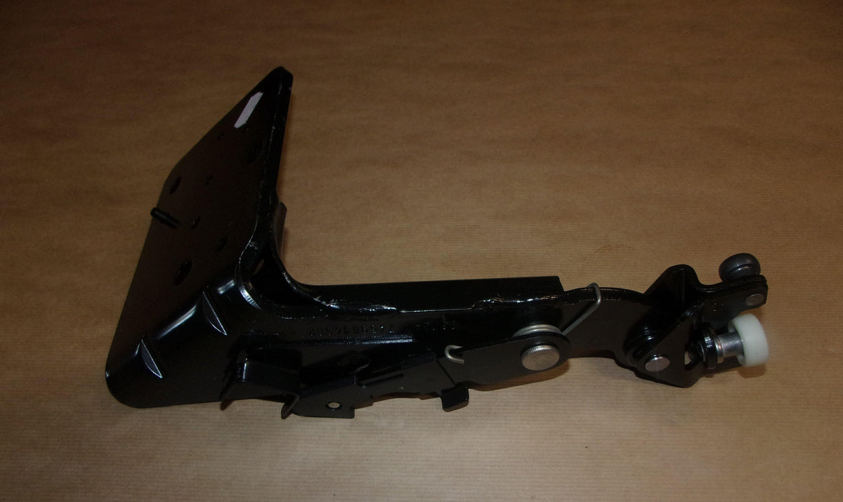 CHARIOT INFÉRIEUR DE PORTE COULISSANTE.R 8242000Q0C.