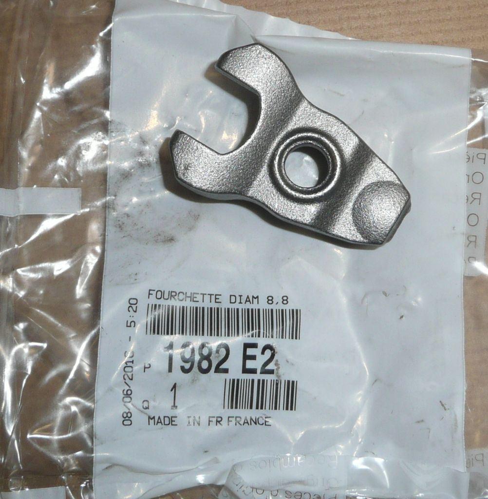 FOURCHETTE FIX PORTE INJECTION CITROEN C6 2.2H 1982.E2 1982E2.