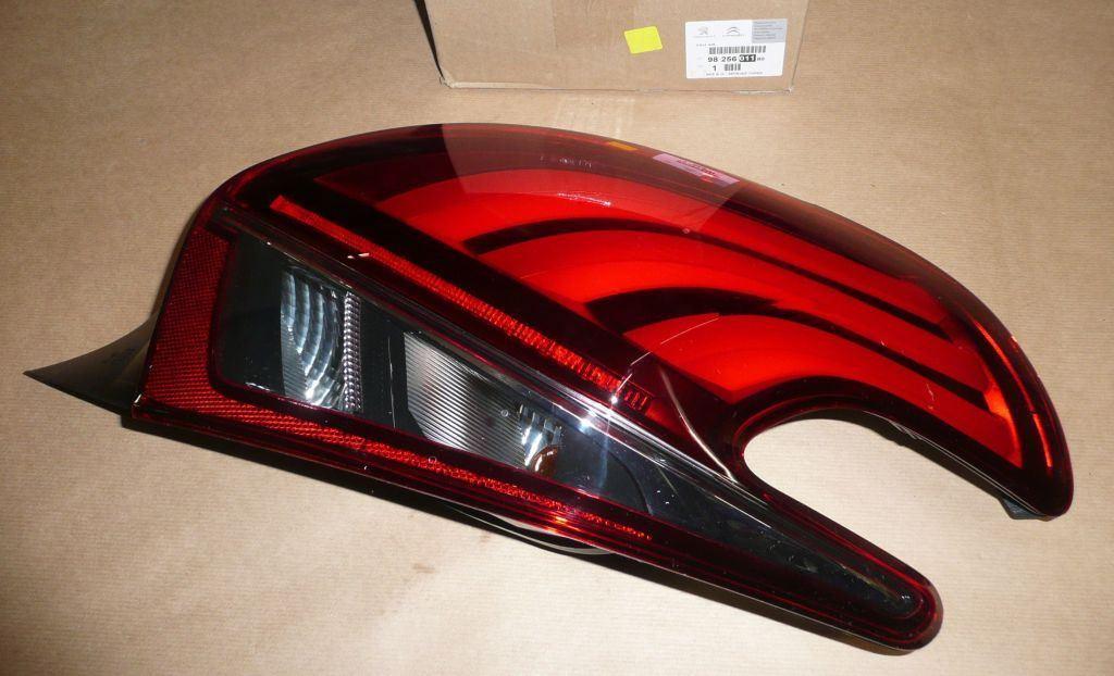 FEU ARRIERE PEUGEOT 208 FACELIFT DROITE 9825601180.