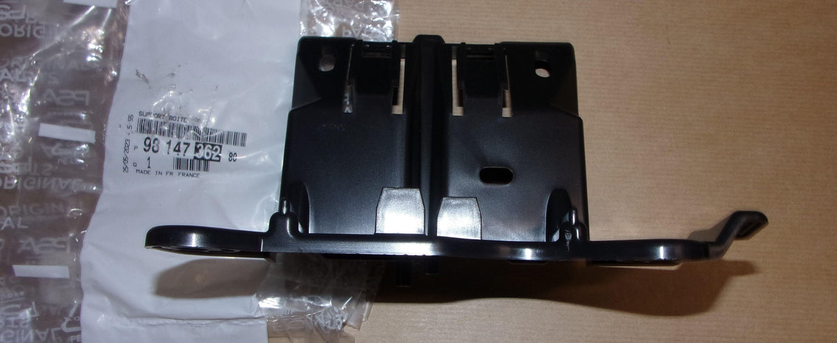 FIXATION BOITIER FUSIBLES.CITROEN JUMPY IV 9814736280.