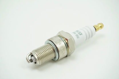 Pièce d'origine Bougie d'allumage pour Renault Dacia 7700500012