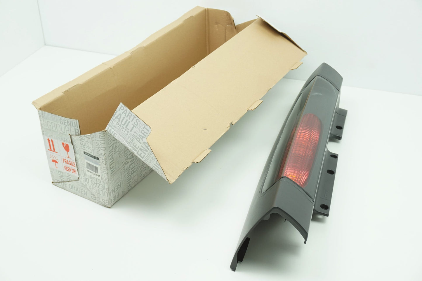 Pièce d'origine Feu arrière gauche pour Renault Trafic II 8200336831