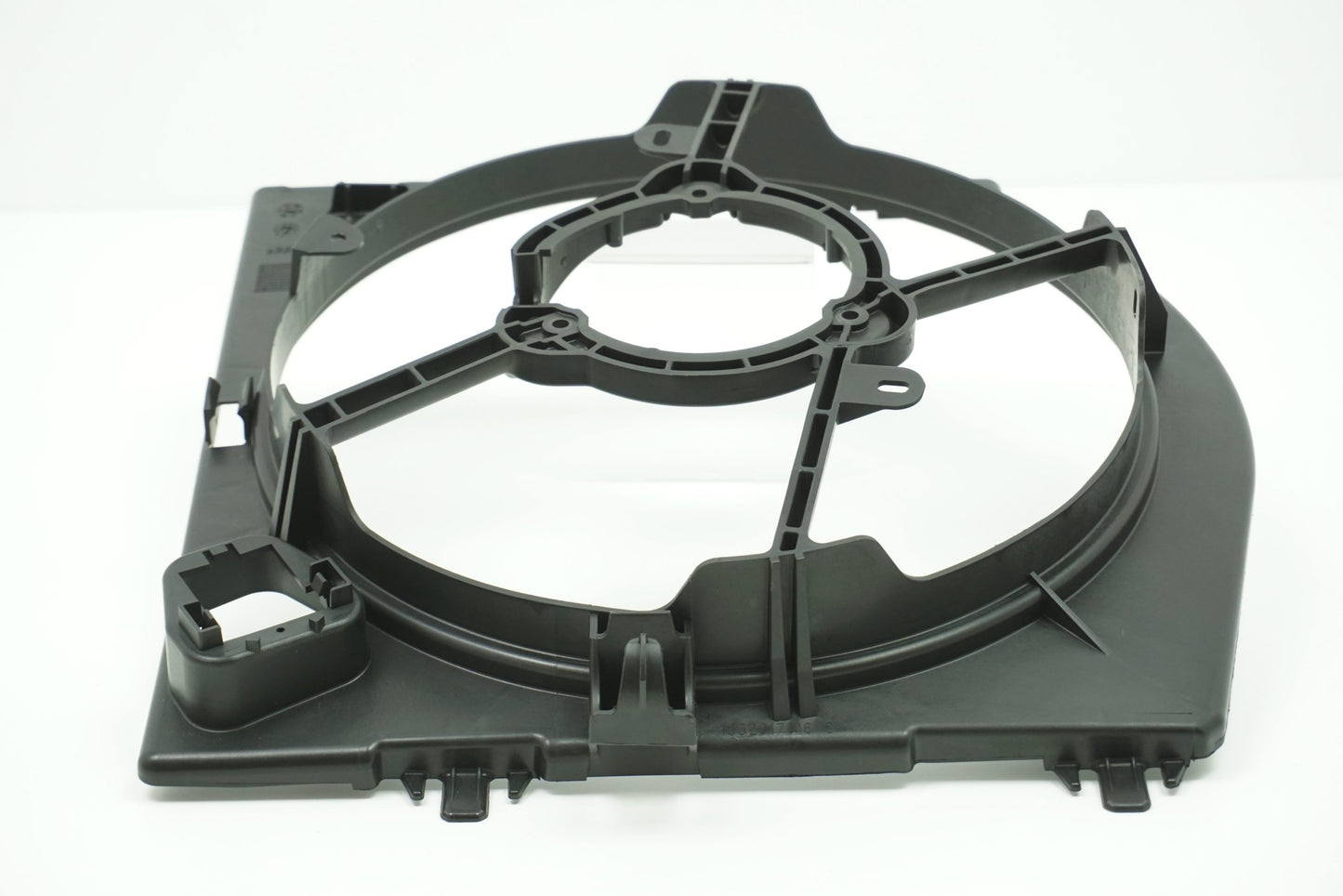 Pièce d'origine Carter de ventilateur pour Renault Twingo II 7701067979