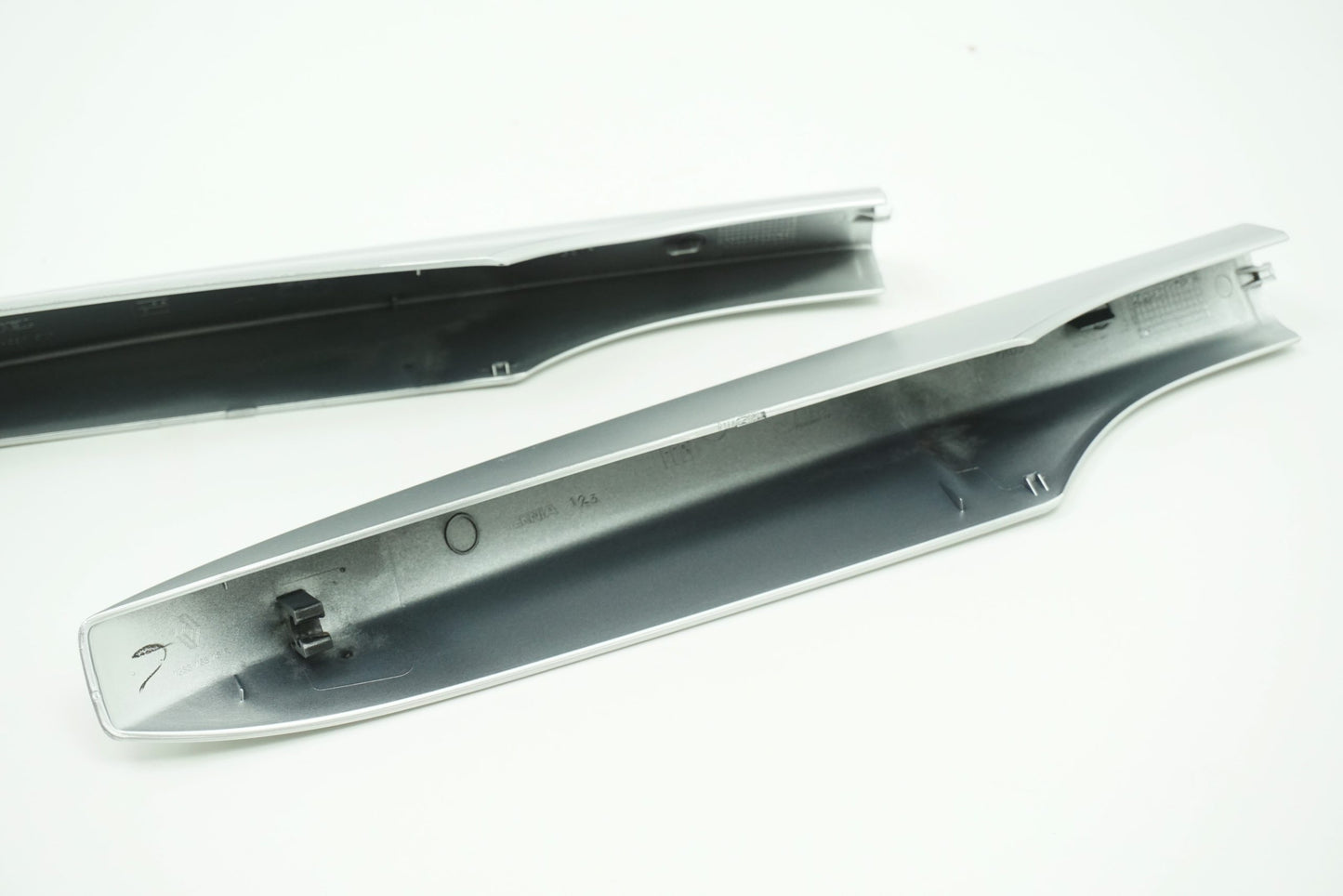 Pièce d'origine Caches plastique de barres de toit pour Renault Megane III Estate 738755664R