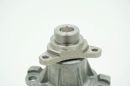 Pièce d'origine Pompe à eau pour Renault Master III 210105857R