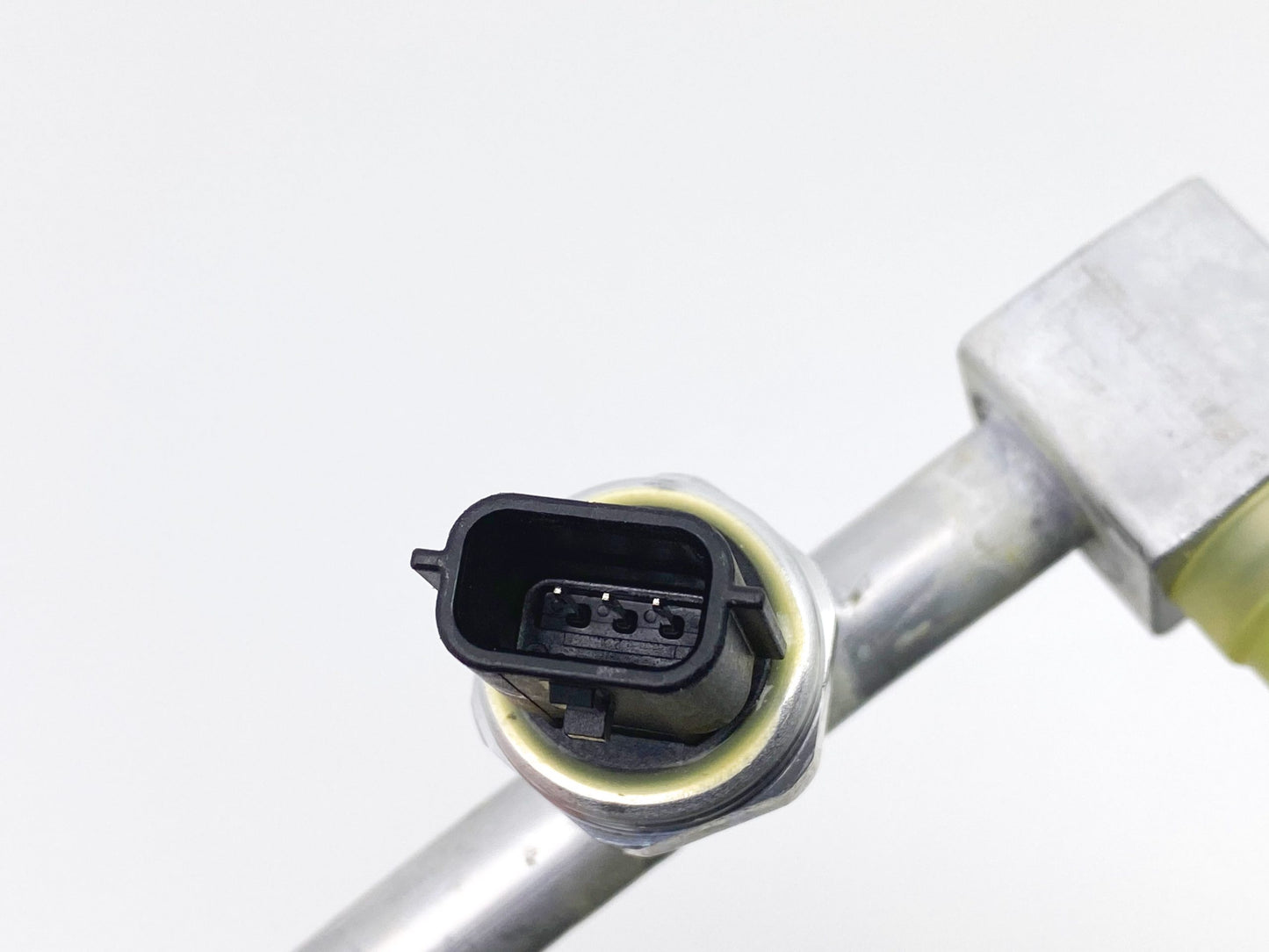 Pièce d'origine Tuyau de climatisation avec capteur pour Renault Trafic III Opel Vivaro B 924907582R