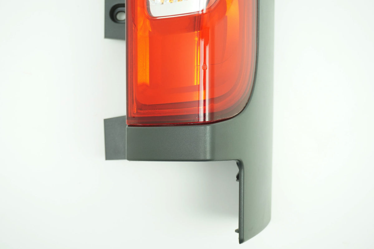 Pièce d'origine Feu arrière droit pour Renault Trafic II 265A60118R