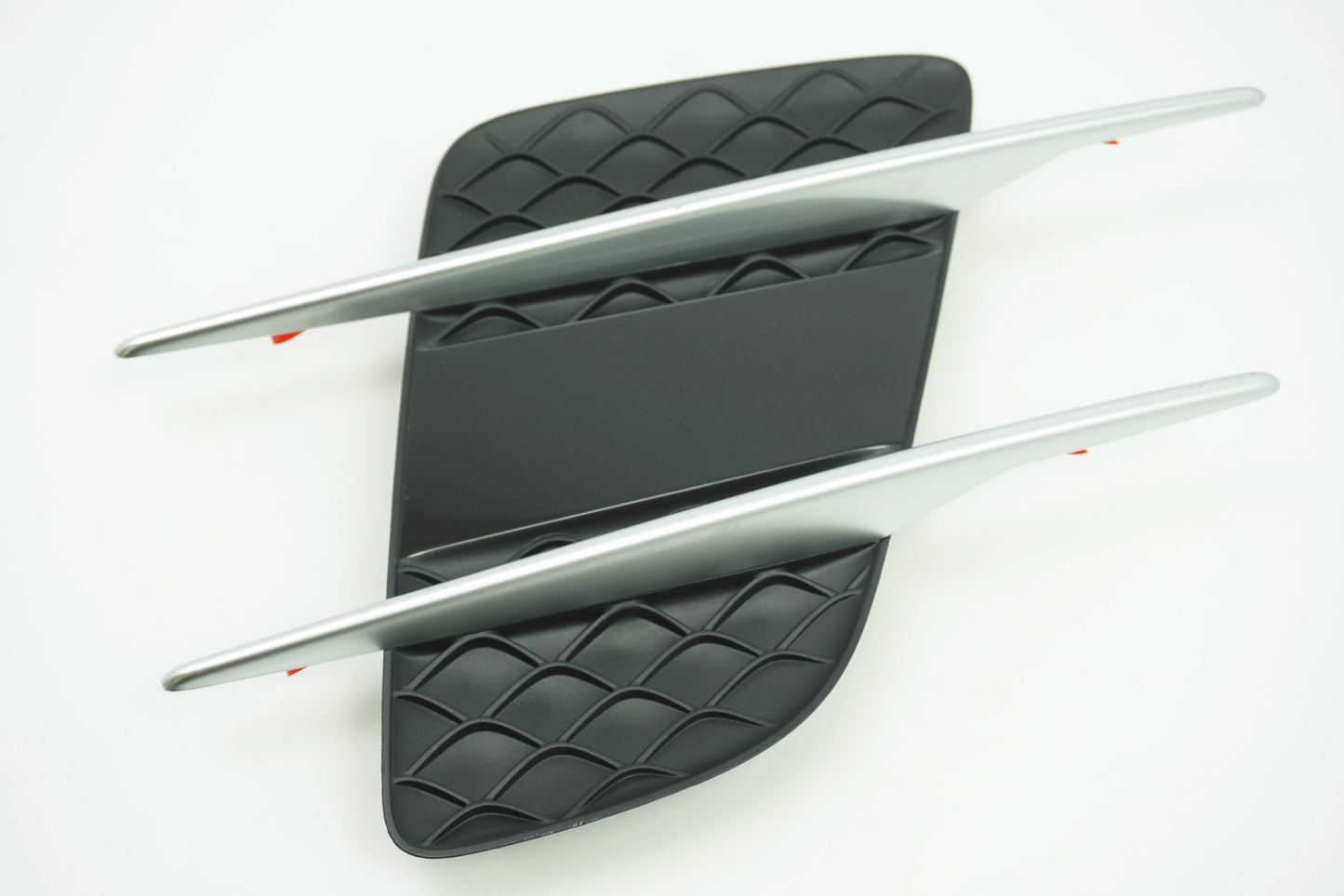 Pièce d'origine Grille d'aile droite pour Mercedes SL 63 AMG R231 A2316903400