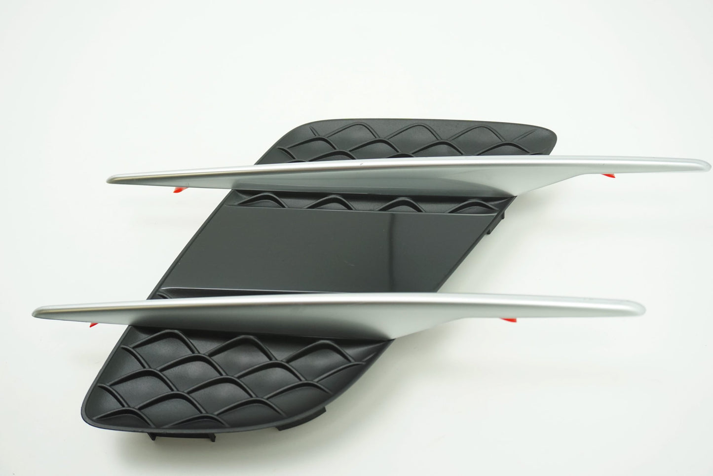 Pièce d'origine Grille d'aile droite pour Mercedes SL 63 AMG R231 A2316903400