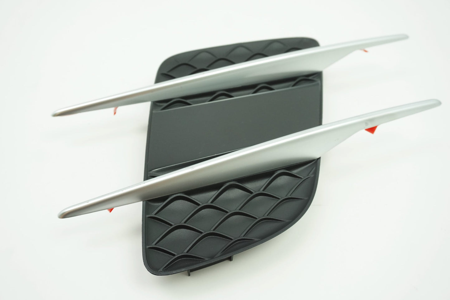 Pièce d'origine Grille d'aile droite pour Mercedes SL 63 AMG R231 A2316903400