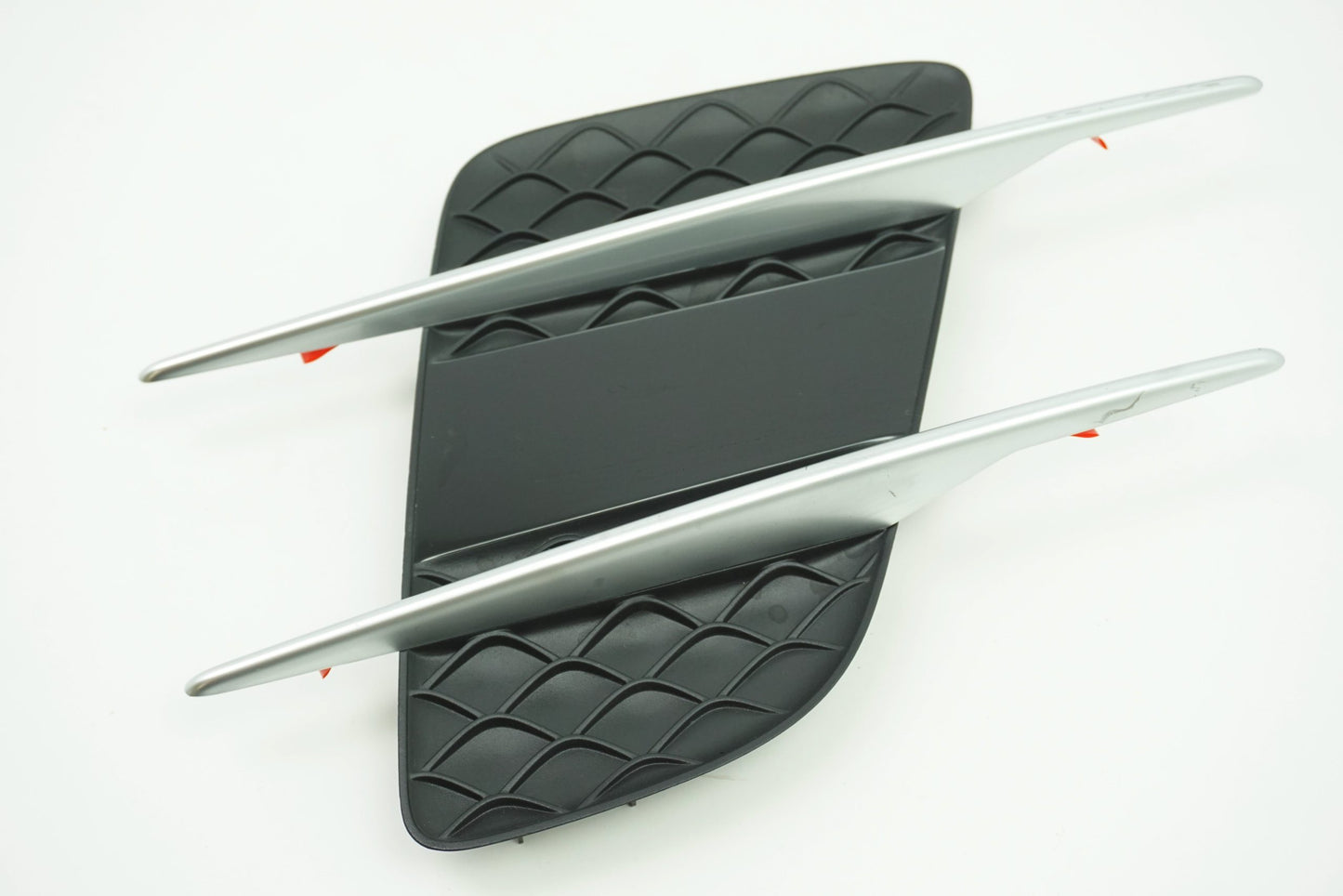 Pièce d'origine Grille d'aile droite pour Mercedes SL 63 AMG R231 A2316903400
