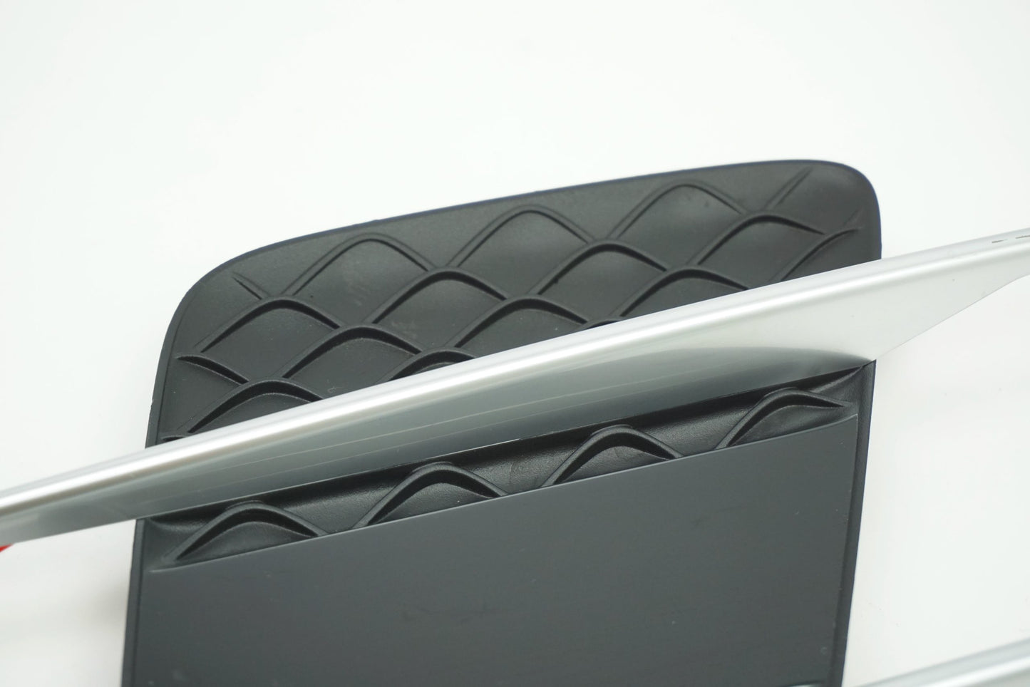 Pièce d'origine Grille d'aile droite pour Mercedes SL 63 AMG R231 A2316903400