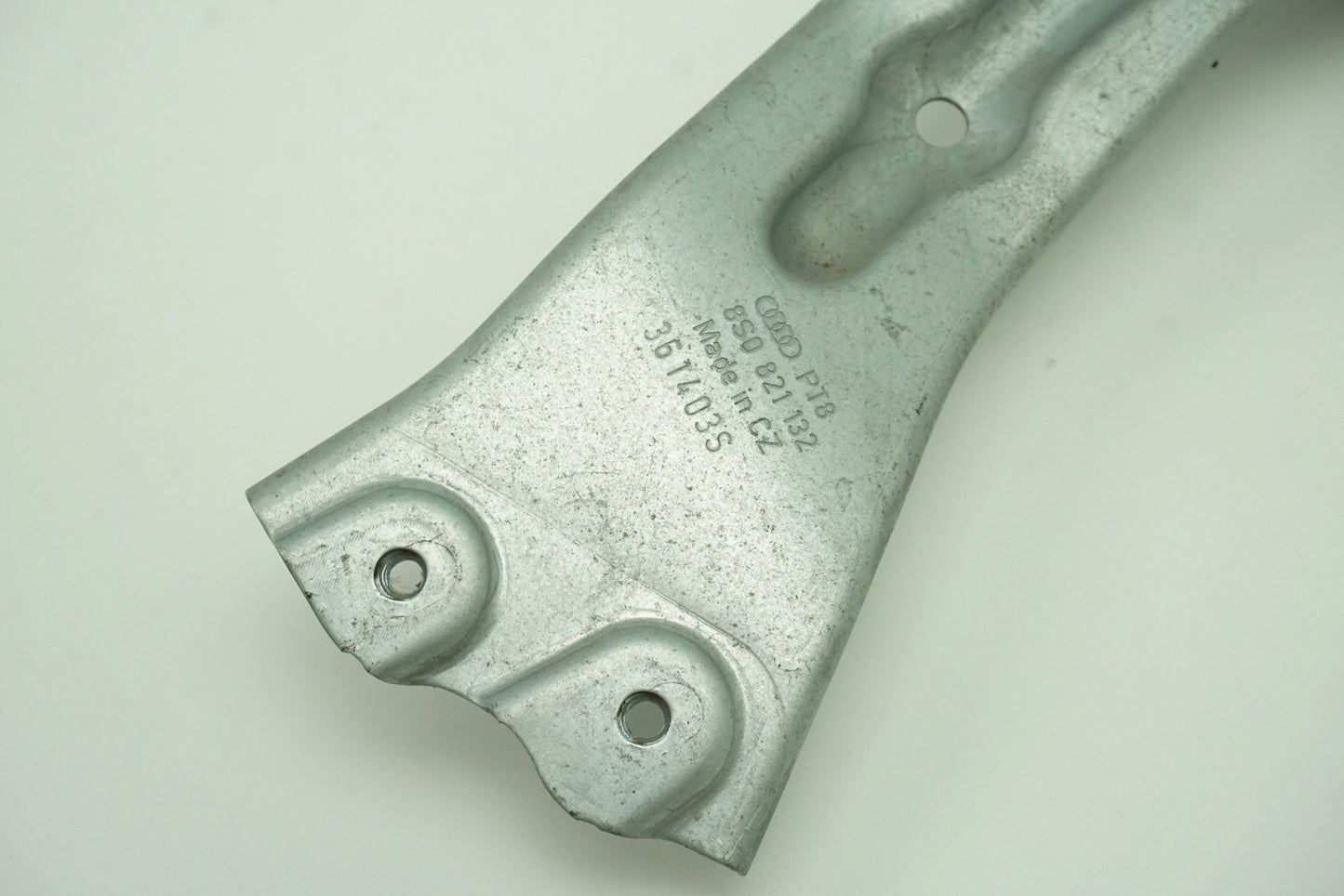Pièce d'origine Support d'aile droite pour Audi TT 8S0 8S0821132_