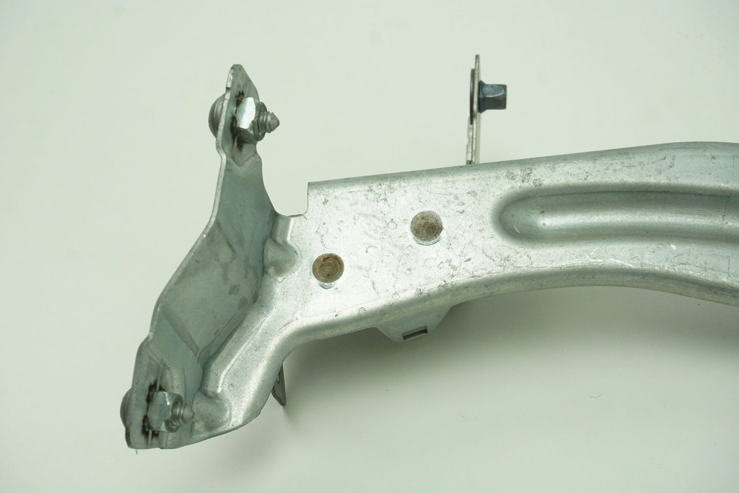 Pièce d'origine Support d'aile gauche pour Audi TT 8S0821131