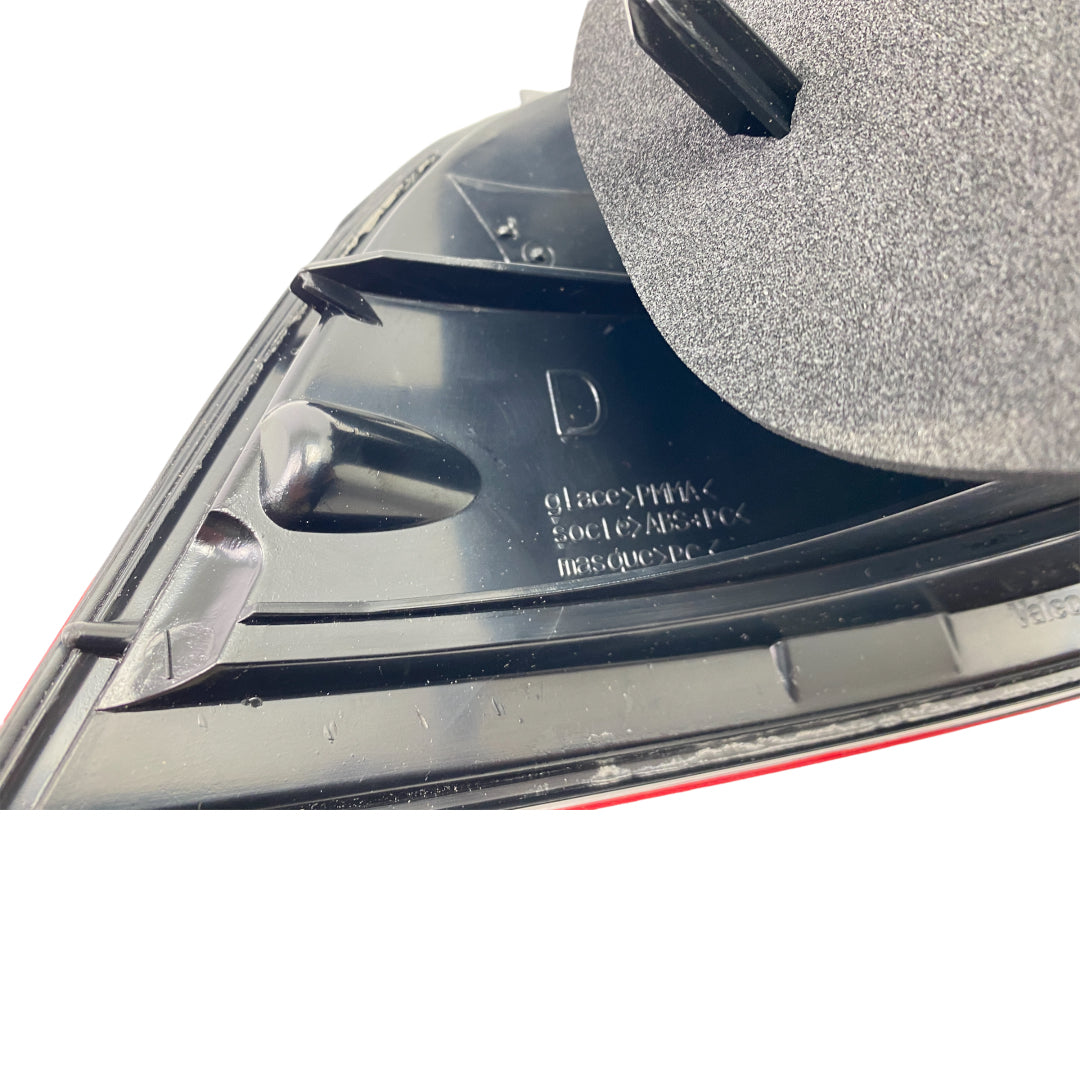 Pièce d'origine Feu arrière droit pour Renault Laguna II 8200262668