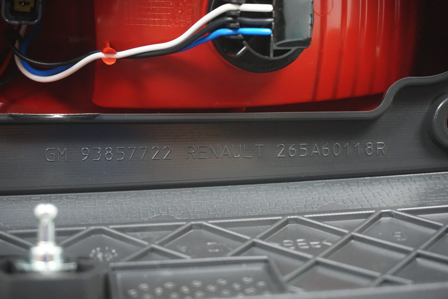Pièce d'origine Feu arrière gauche pour Renault Trafic II Opel Vivaro Nissan Primastar 265A60101R