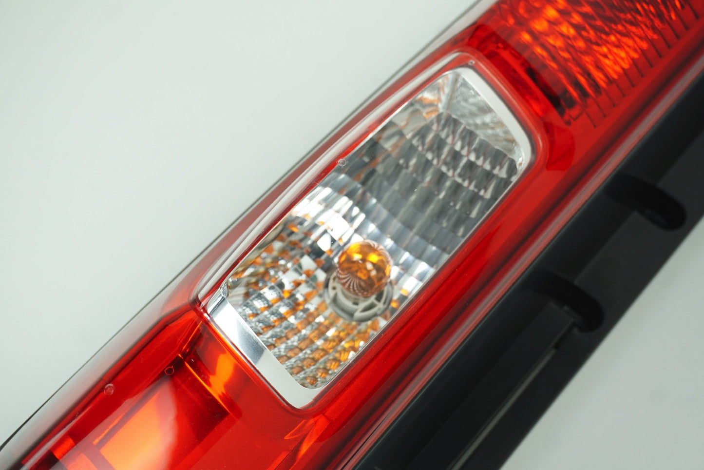 Pièce d'origine Feu arrière gauche de hayon pour Renault Trafic II Opel Vivaro 265A60128R