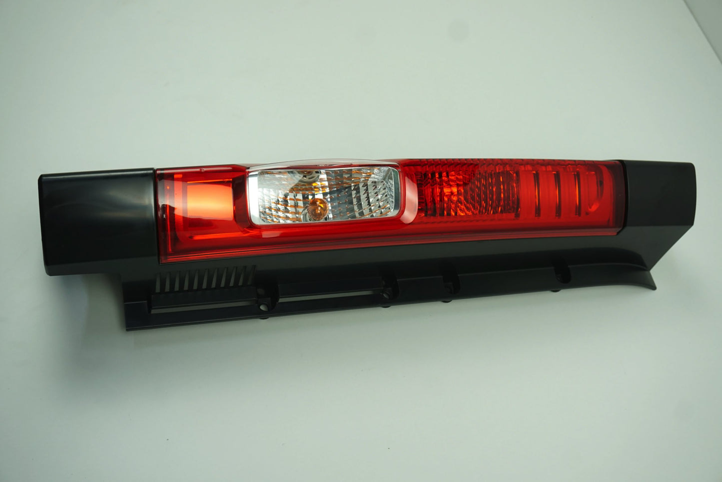 Pièce d'origine Feu arrière gauche de hayon pour Renault Trafic II Opel Vivaro 265A60128R