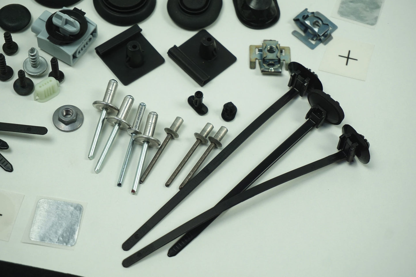 Pièce d'origine Kit de réparation de porte avant pour Renault Captur 800996234R