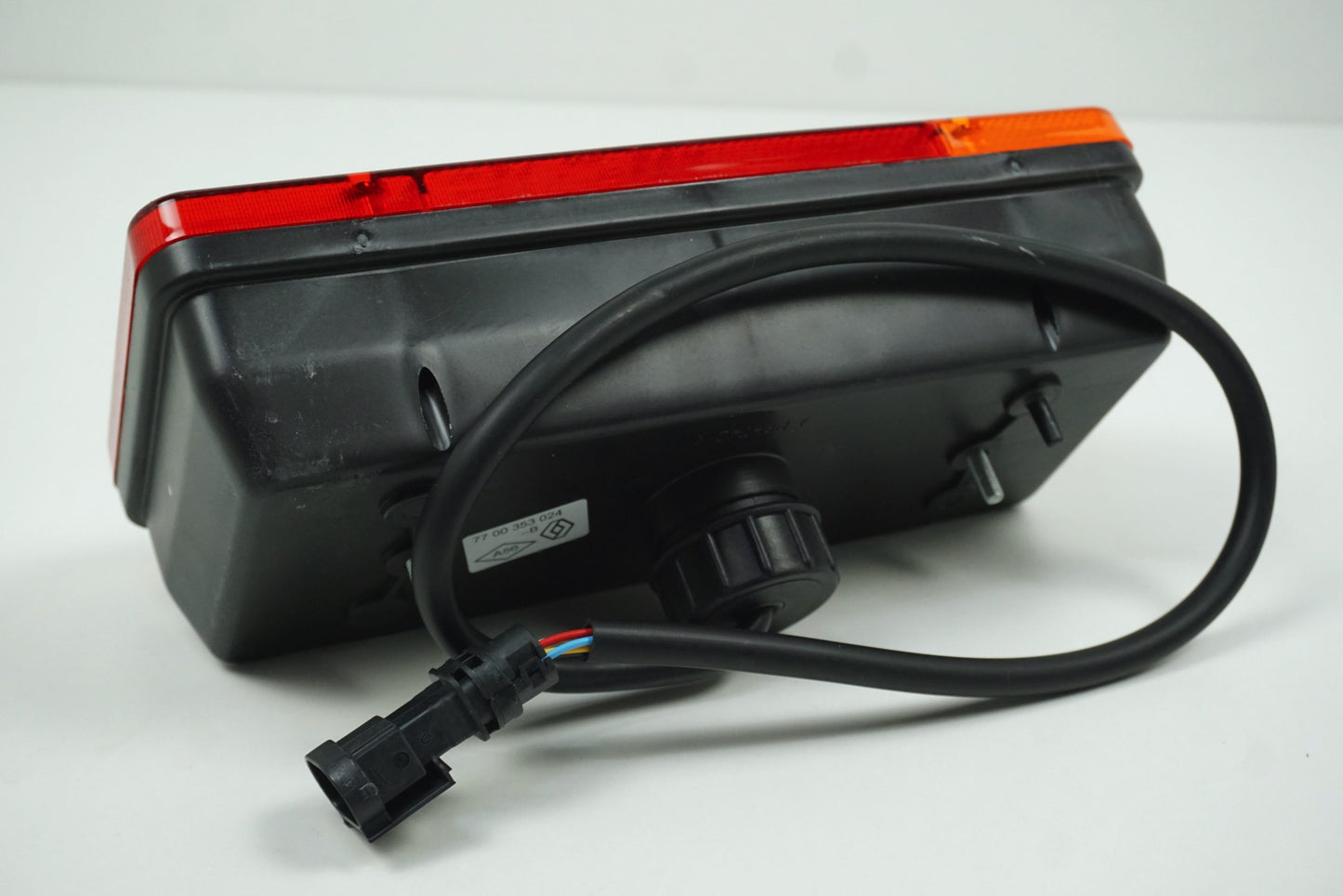 Pièce d'origine Feu arrière gauche de caisse pour Renault Master II Opel Movano 7700353024