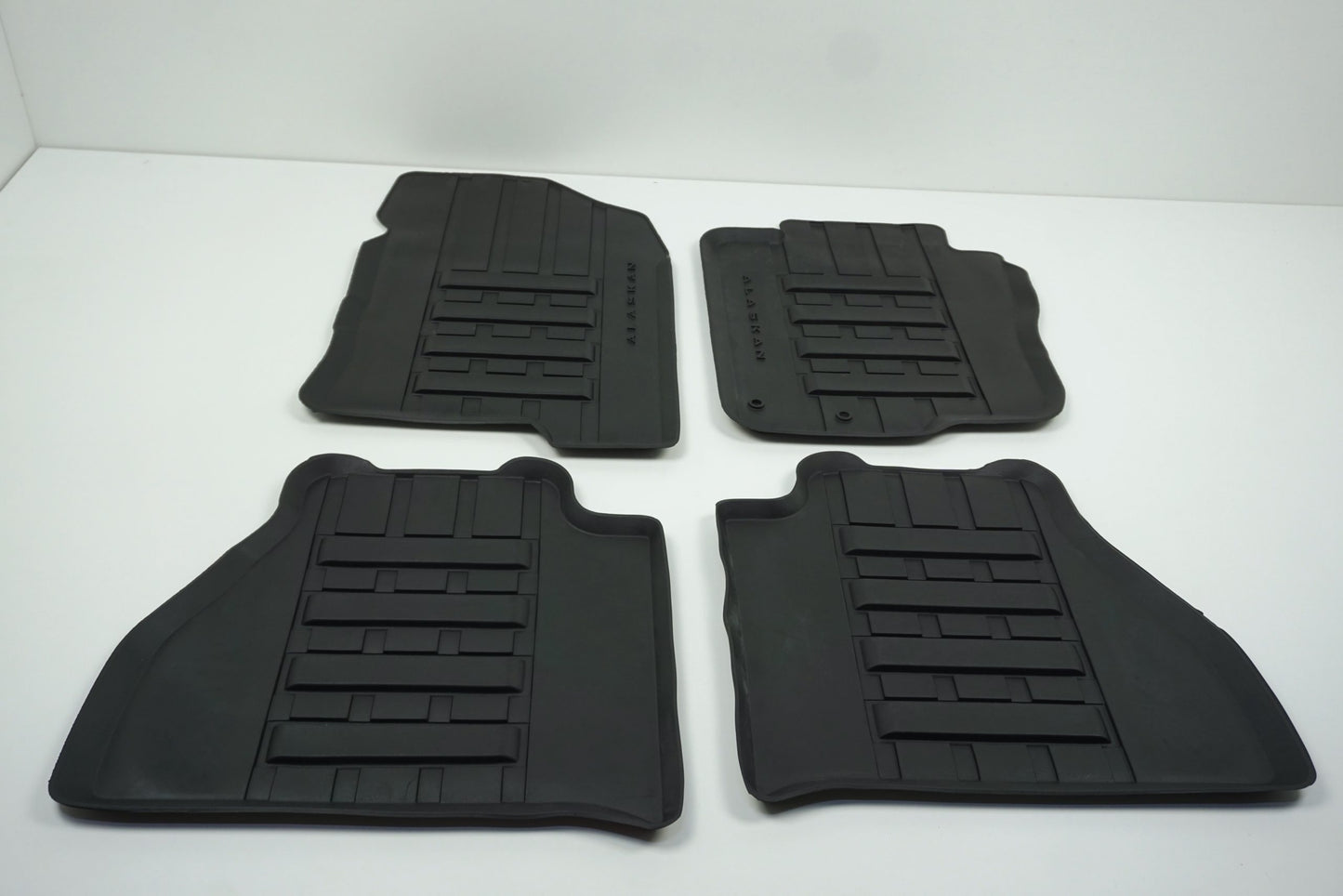 Pièce d'origine Tapis caoutchouc pour Renault Alaskan 8201704683