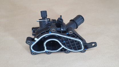 Boîtier de thermostat pour Renault Mégane IV 1.3TCe — 110602664R — vue 2