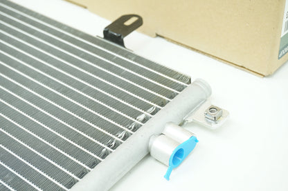 Pièce d'origine Condenseur de climatisation pour Renault Clio II 7700414103