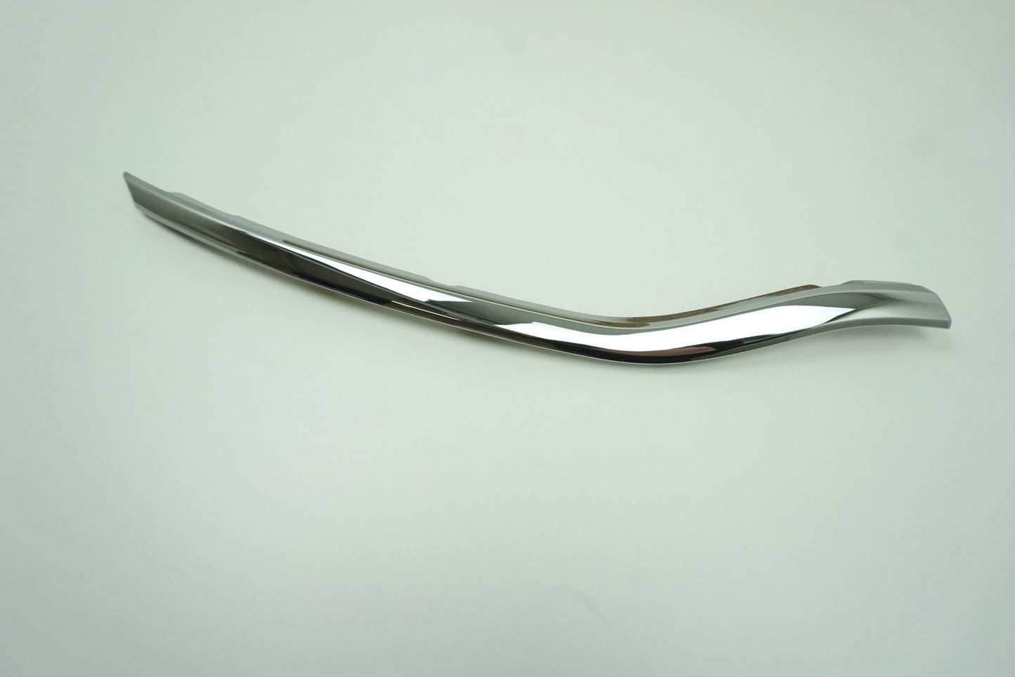 Pièce d'origine Baguette chromée de pare-chocs droite pour Renault Talisman 620743394R