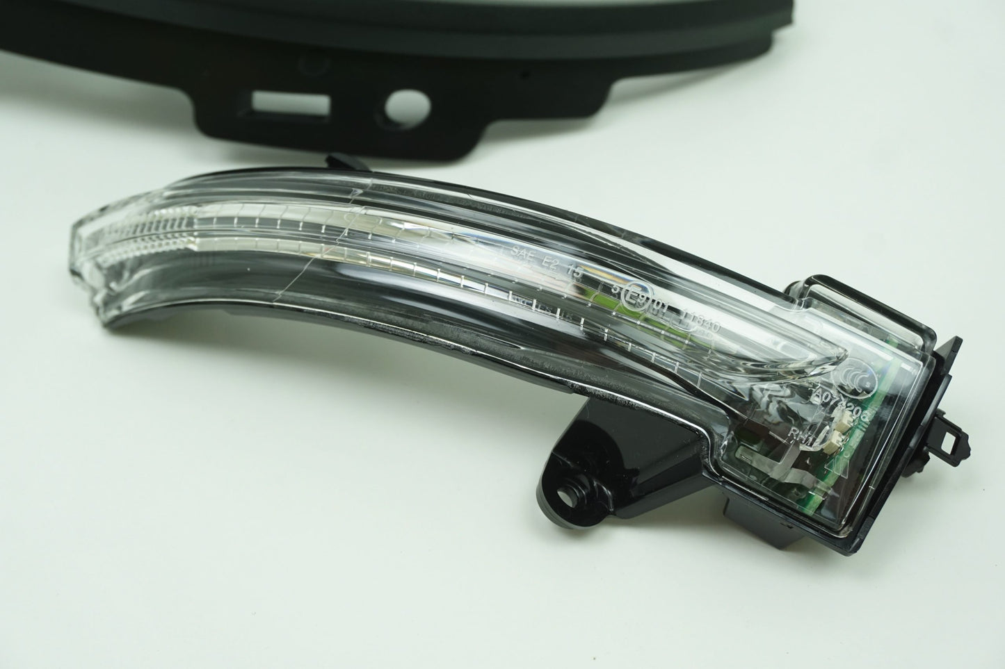 Pièce d'origine Clignotant de rétroviseur droit avec cache pour Renault Megane IV 963053102R