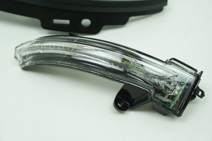 Pièce d'origine Clignotant de rétroviseur droit avec cache pour Renault Megane IV 963053102R