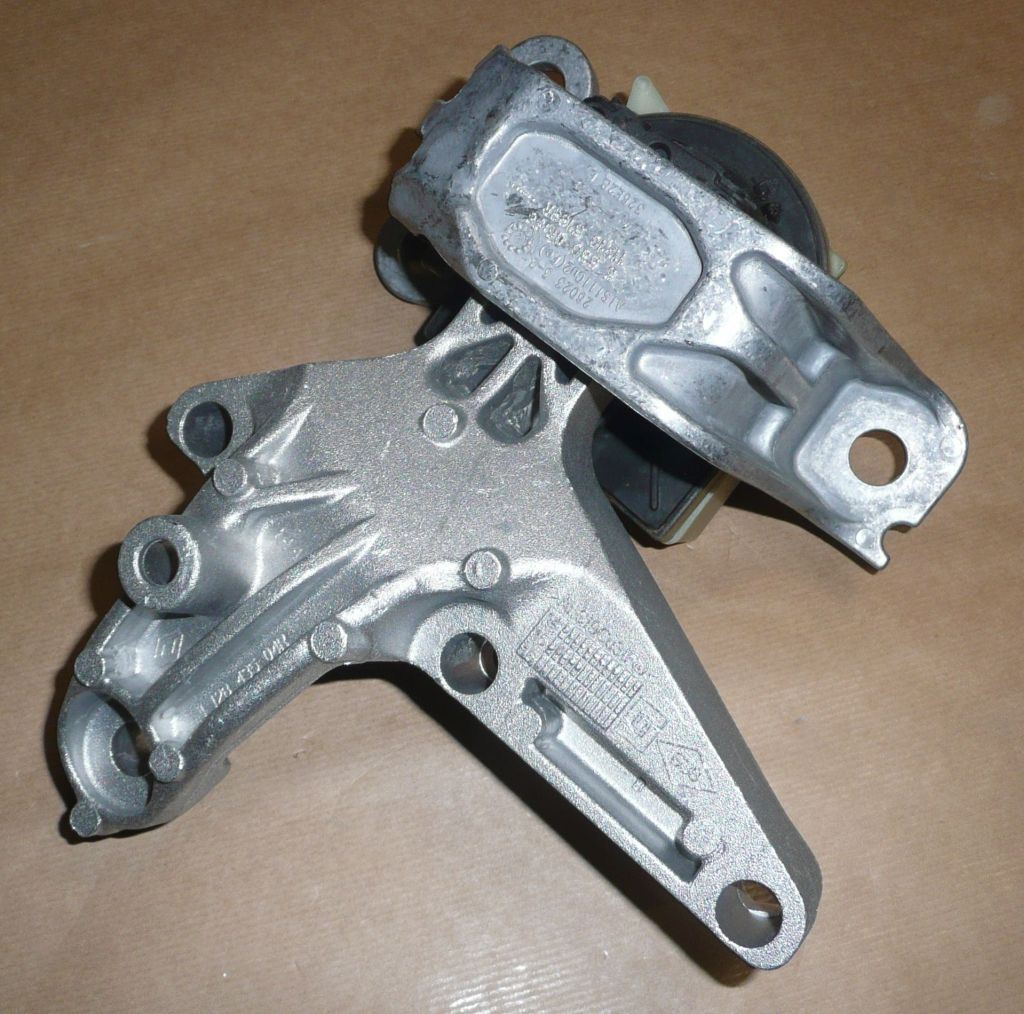 Support moteur Renault Mégane III 1.5 dCi 112105188R — vue de la pièce