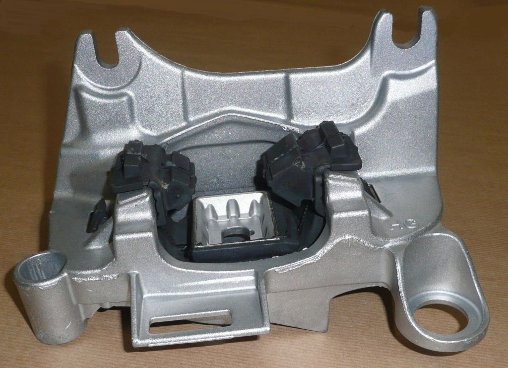 Support de boîte de vitesses gauche Renault Mégane III 112205136R — sans emballage d’origine — vue de la pièce