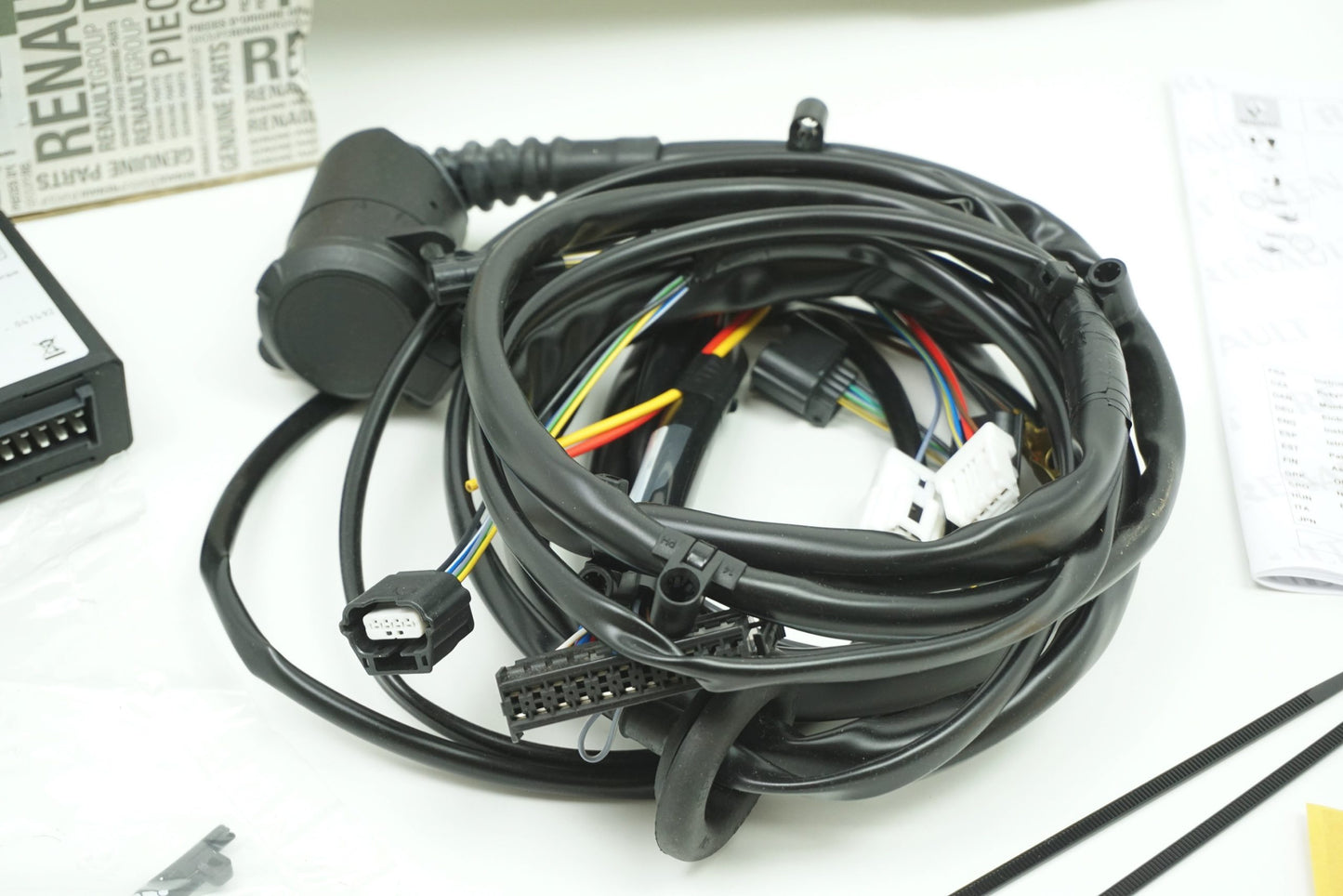 Pièce d'origine Faisceau pour crochet d'attelage escamotable 13 broches pour Renault Talisman Berline 8201609223