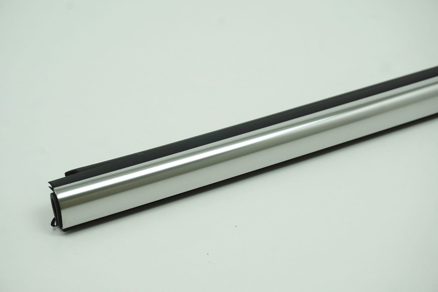 Pièce d'origine Baguette chromée avant gauche pour Renault Megane III 808216031R