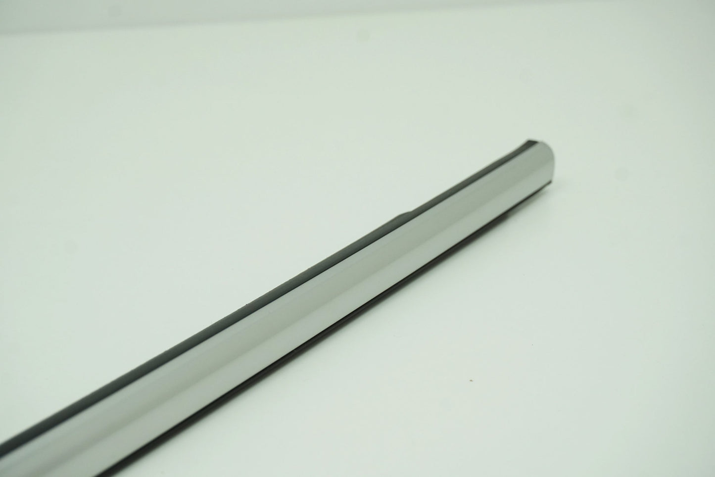 Pièce d'origine Baguette chromée avant gauche pour Renault Megane III 808216031R