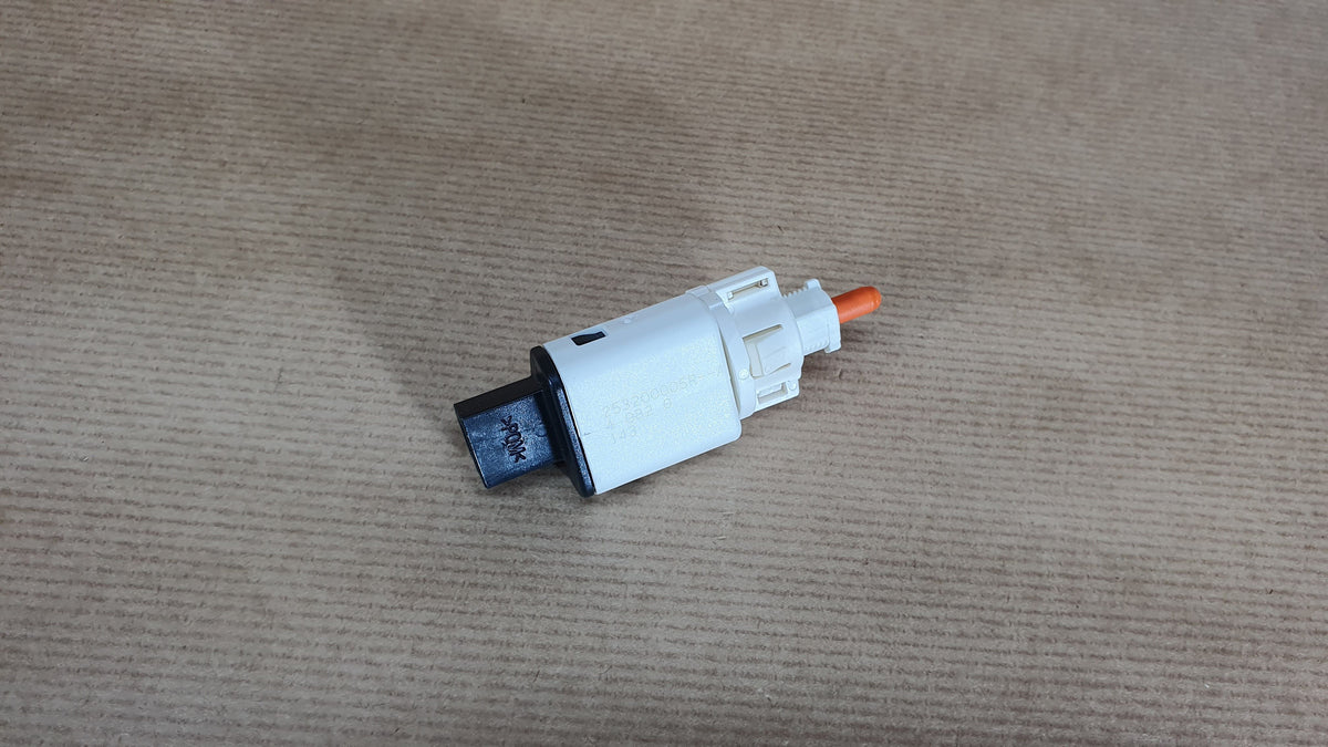 Contacteur de feux stop d’origine pour Renault Mégane III / Fluence — 253209243R — vue 3