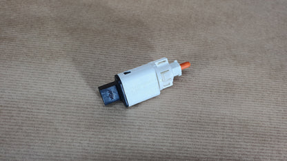 Contacteur de feux stop d’origine pour Renault Mégane III / Fluence — 253209243R — vue 3