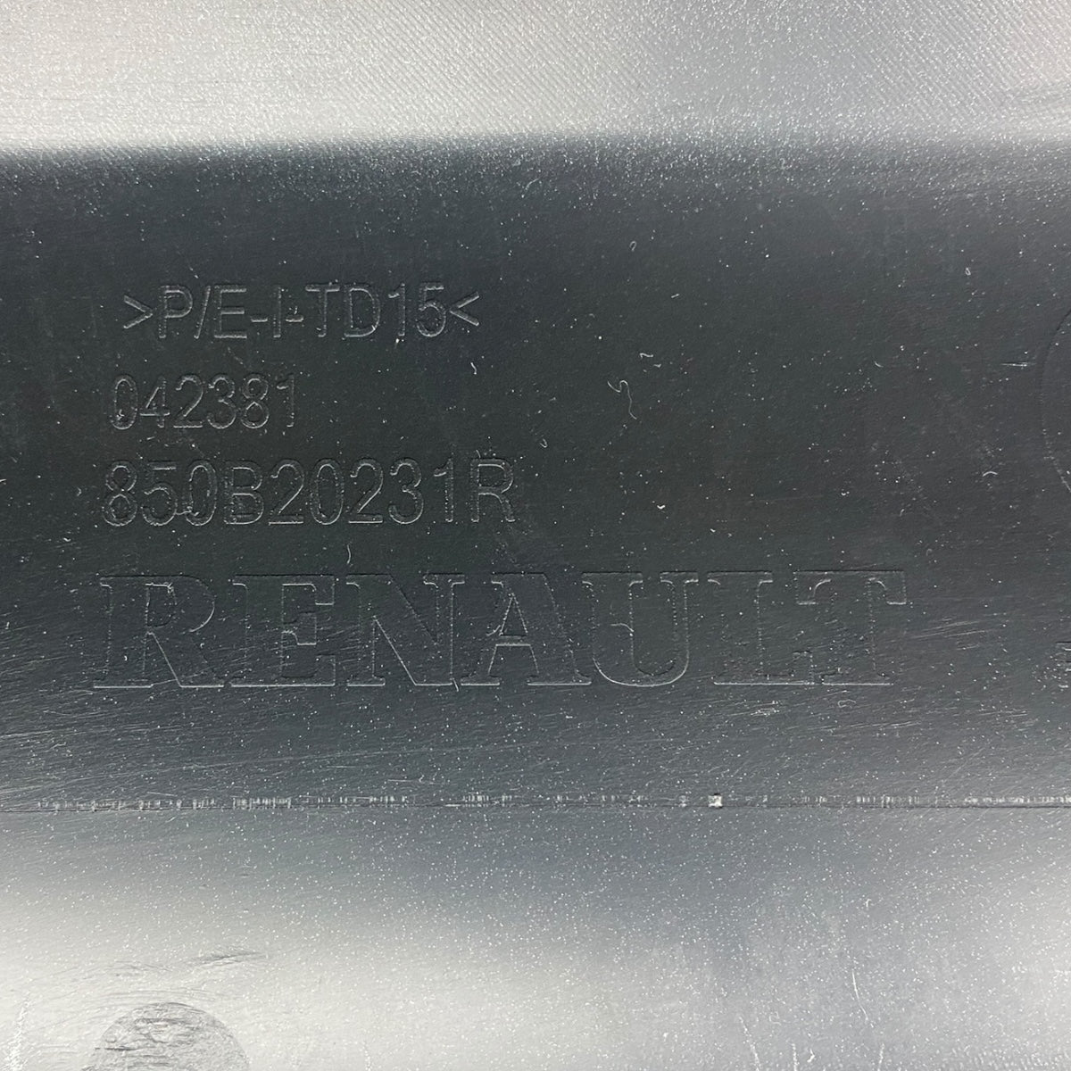 Pièce d'origine Diffuseur de pare-chocs arrière avec capteurs de stationnement pour Renault Captur I 850B20215R