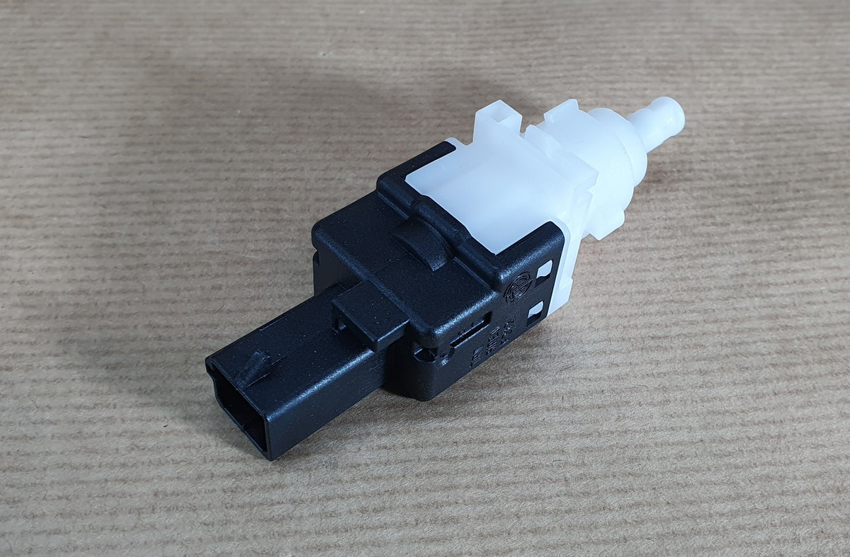Contacteur de feux stop d’origine pour Fiat 500 — 46840510 — vue 3