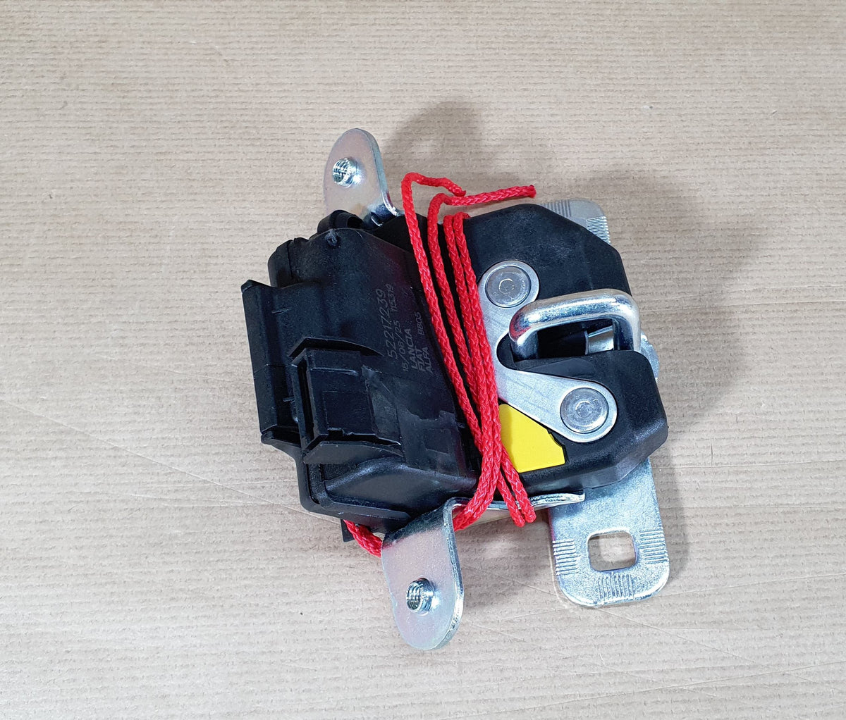 Serrure de coffre d’origine pour Fiat 500L — 52217239 — vue 4