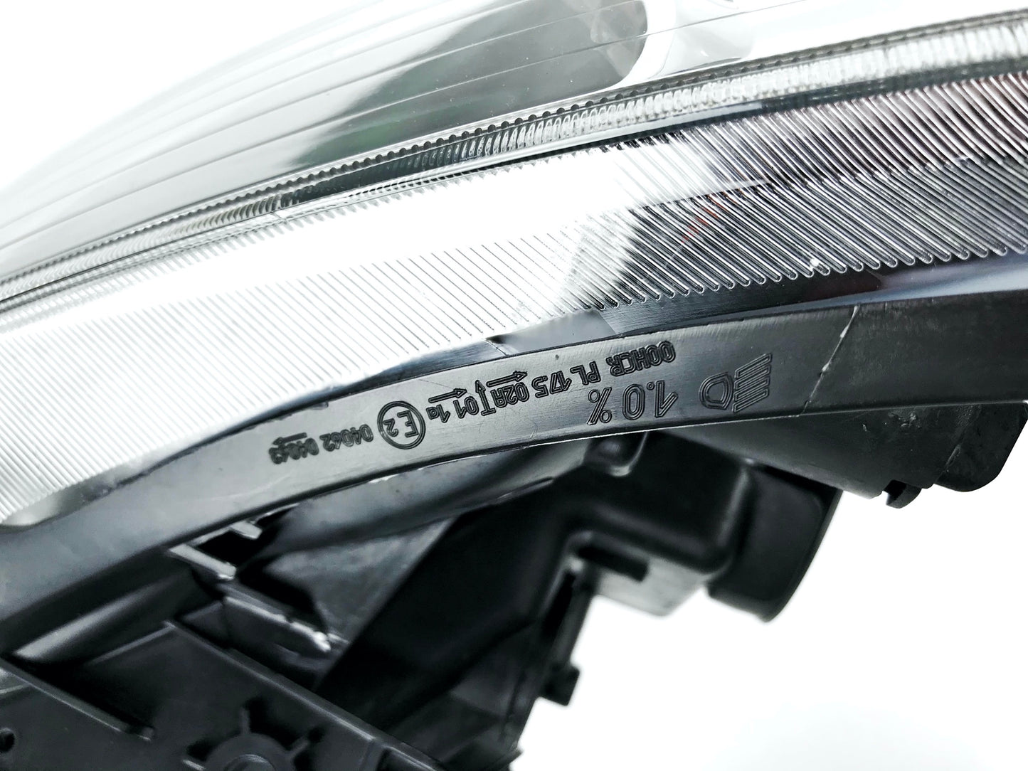 Pièce d'origine Phare avant pour Renault Clio III 260100203R.